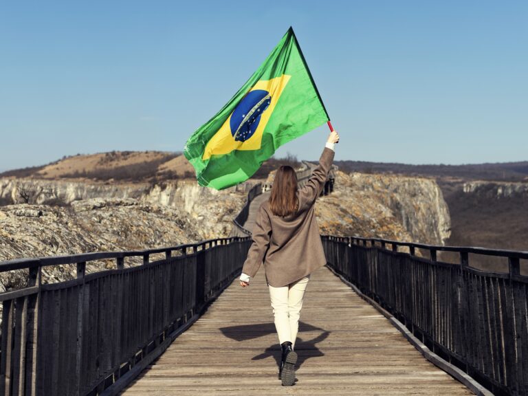mulher-de-tiro-completo-segurando-a-bandeira-brasileira