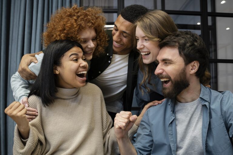 pessoas-de-coworking-trabalhando-juntas