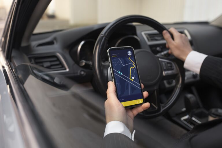 jovem-motorista-de-uber-no-interior-do-carro