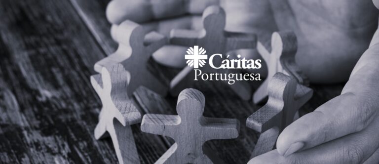 conceito-de-sucesso-comercial-na-opiniao-de-tampo-da-mesa-de-madeira-maos-protegendo-figuras-de-madeira-de-pessoas (1)
