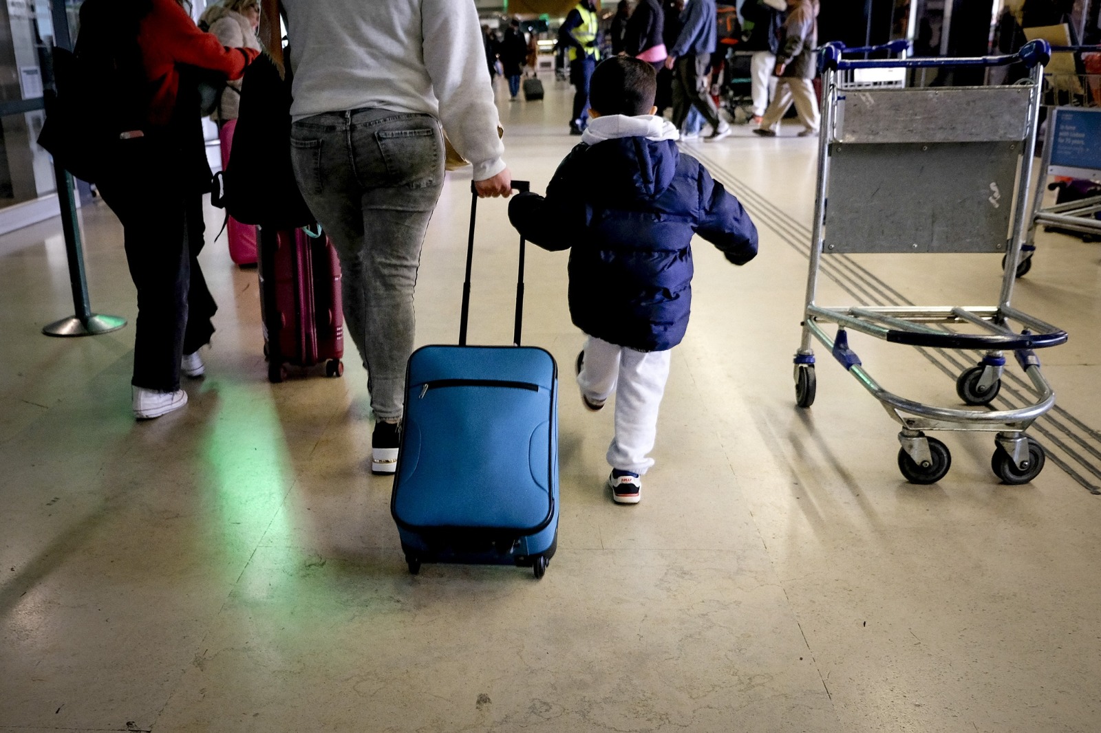 “O Sistema Está Falido”: Correspondente da CNN Perde Voo e Denuncia Caos no Aeroporto de Lisboa