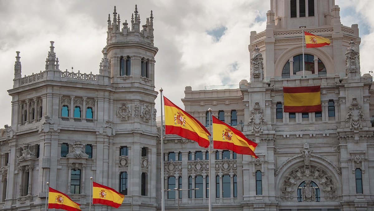 Espanha ultrapassa 900 mil pedidos de regularização de imigrantes; brasileiros estão entre os principais beneficiados
