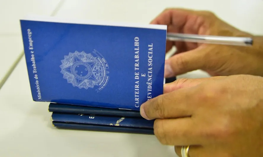 Raio-X do Emprego: Brasil Regista Ligeira Subida no Desemprego Enquanto Portugal Mostra Sinais Positivos
