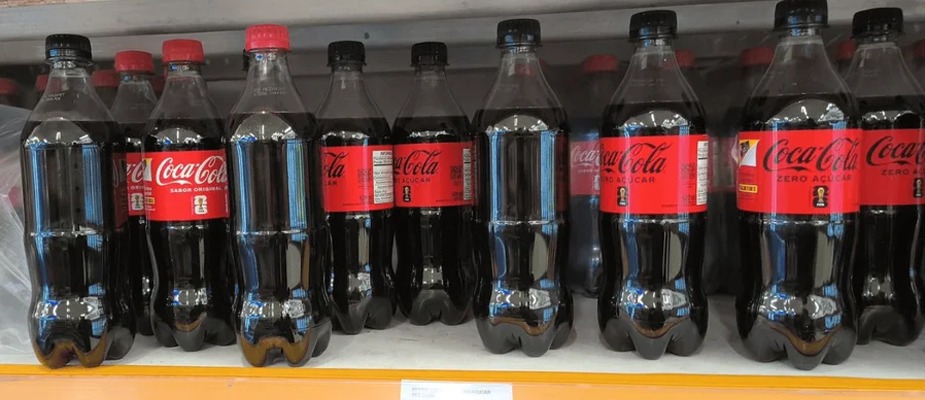 Prejuízo e Vandalismo: Coca-Cola Recolhe Garrafas Após Furto em Massa de Cromos do Mundial