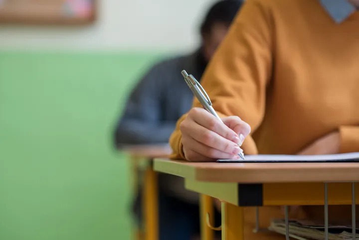 Caos nos Exames Nacionais: Erros Técnicos e Convocatórias Absurdas Geram Revolta nas Escolas
