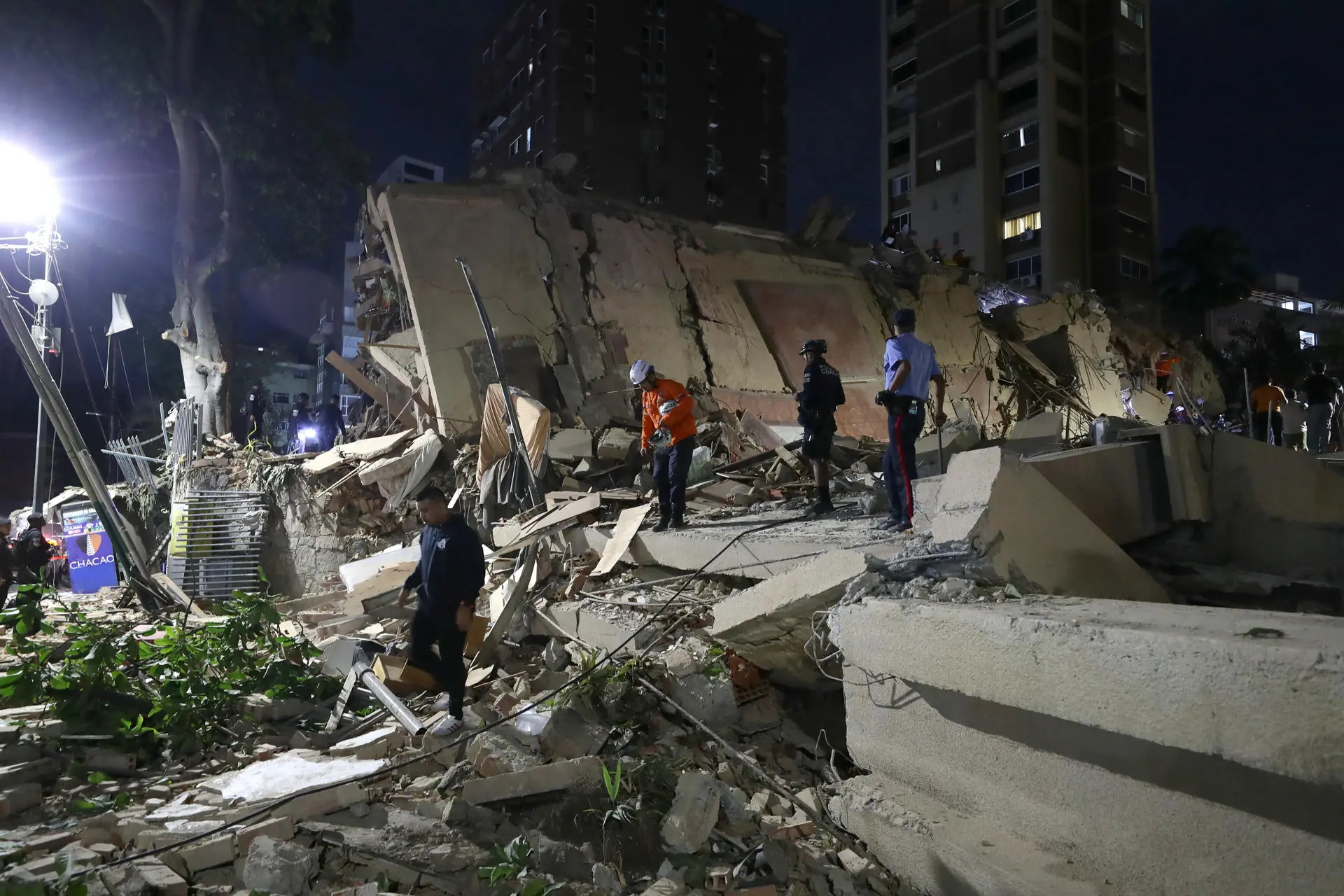 Sobe para 36 o número de portugueses e lusodescendentes mortos após sismos na Venezuela