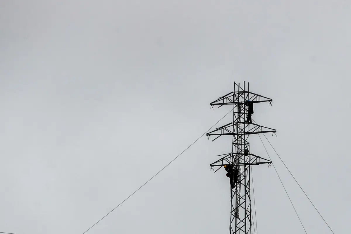 Alerta Infraestruturas: Calor Extremo Coloca Rede Elétrica Sob Pressão e Há Risco de Apagões Localizados
