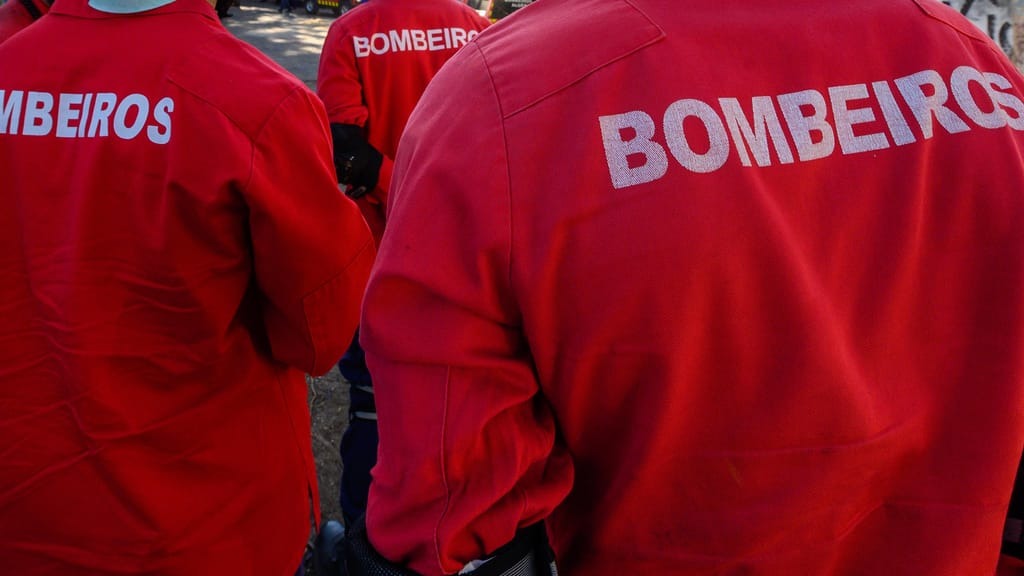 Frente Alargada no Parlamento: Esquerda e Chega Aprovam Reforço de Regalias para os Bombeiros