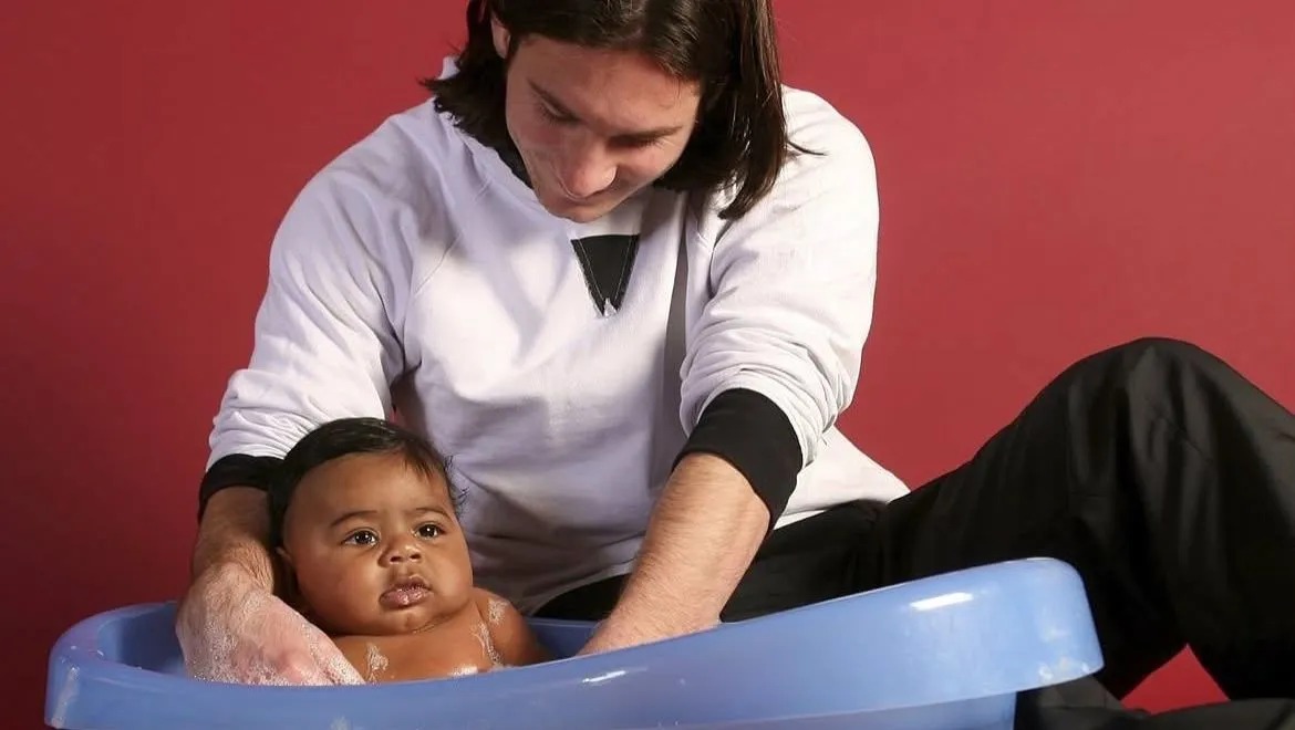 O “Batismo” de um Craque: A Verdadeira História por Trás da Foto Viral de Messi e Lamine Yamal Bebé