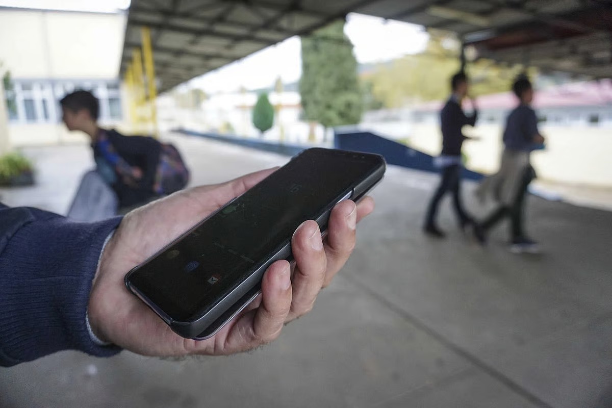 Proibição de Smartphones nas Escolas Alargada Até ao 9.º Ano em Janeiro de 2027