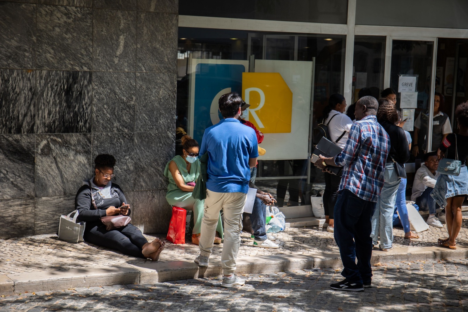 IRN Arrecada € 105 Milhões, Mas Processos de Cidadania Encalham com 513 Mil Pedidos Pendentes