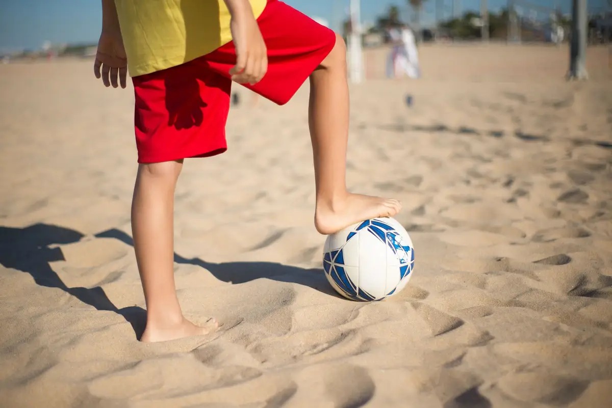 Jogar à Bola na Praia É Proibido? Conheça as Regras, Multas e Exceções em Portugal