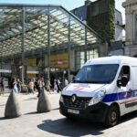 Autoridades Francesas Encontram 58 Migrantes Trancados no Compartimento de Carga de Camião em Paris