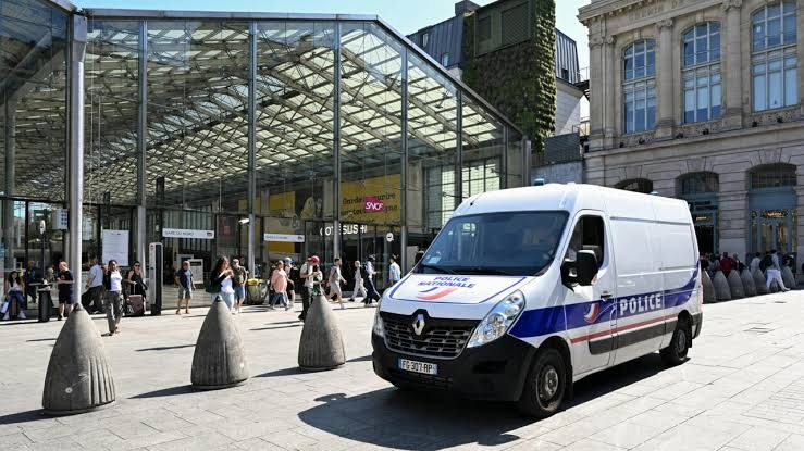 Autoridades Francesas Encontram 58 Migrantes Trancados no Compartimento de Carga de Camião em Paris