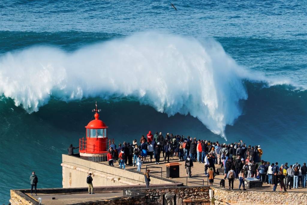 A 1h30 de Lisboa: O Regresso da Época das Ondas Gigantes da Nazaré