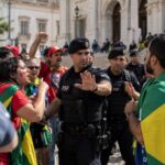 Polícia impede manifestações de apoiadores de Lula e Flávio Bolsonaro durante votação em Lisboa