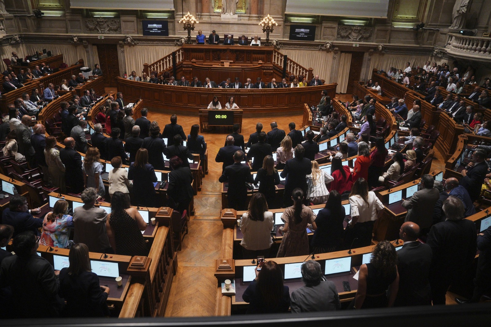 Parlamento Português Chama Advogado Brasileiro para Debater Transição do Regime da CPLP e Falhas da AIMA