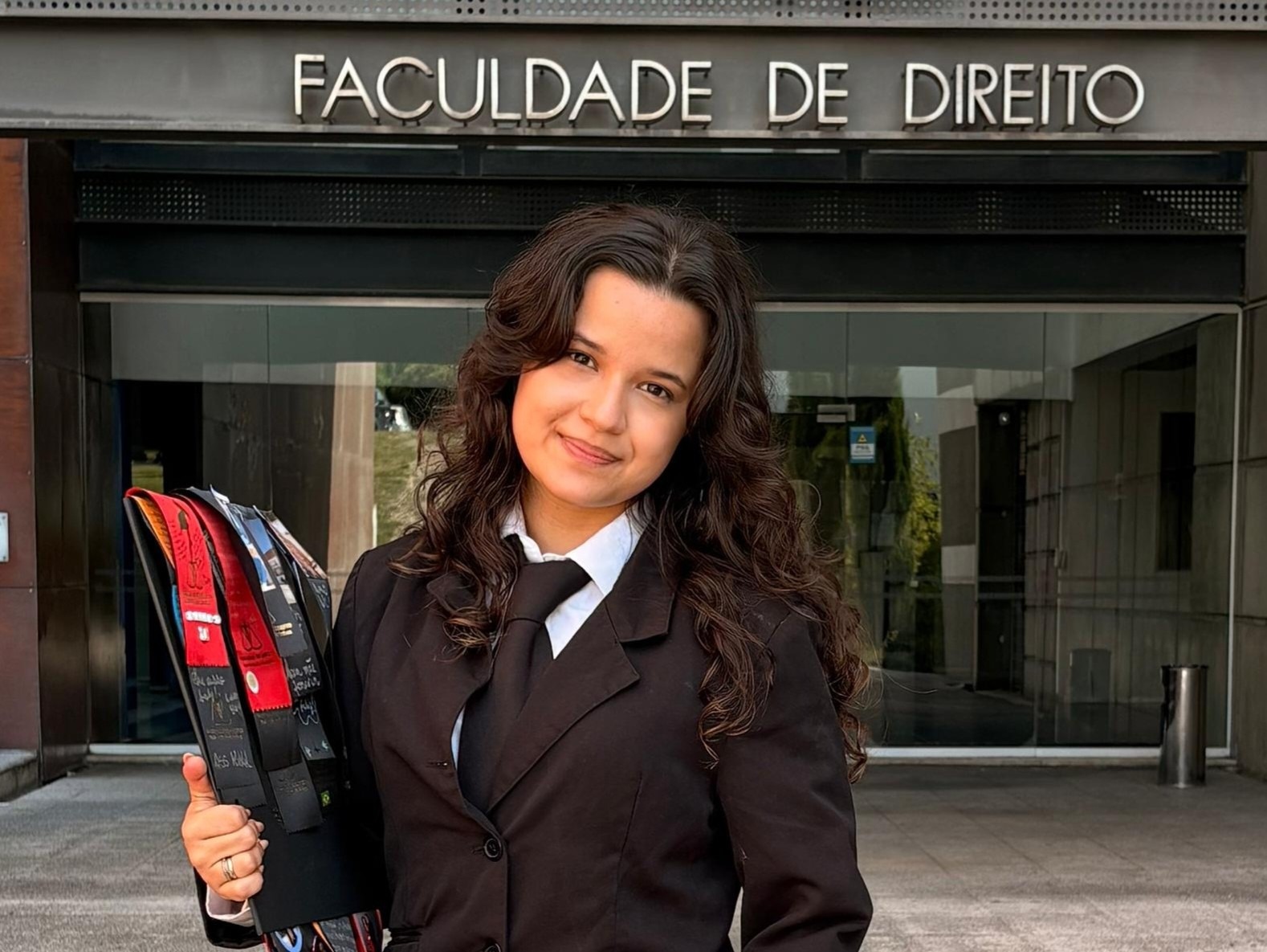 “Inacreditável”: Erro da AIMA Impede Jovem Advogada Brasileira de se Inscrever na Ordem em Portugal