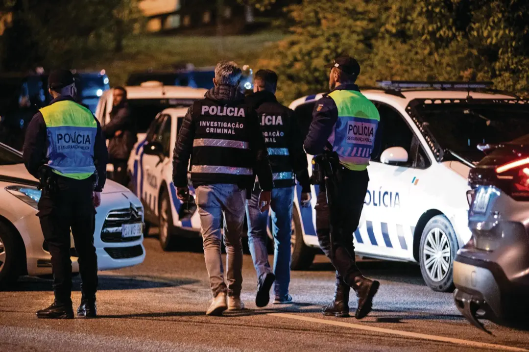 Mulher morre após carro capotar em Odivelas; polícia investiga suspeita de ato sexual durante a condução